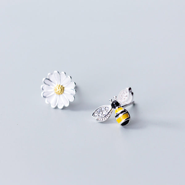 Asymmetry Bee and Daisy flower cute silver stud earrings set, one pair