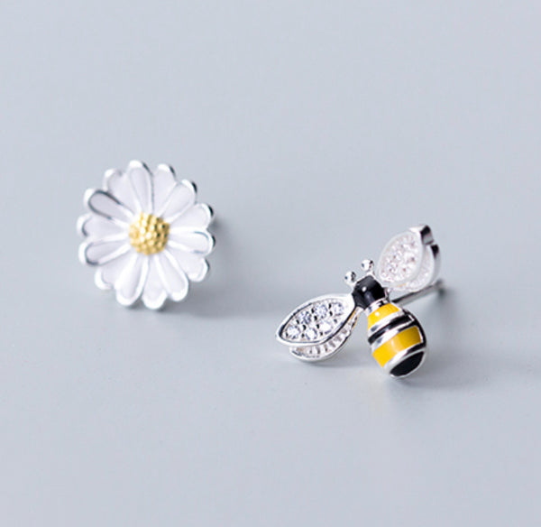 Asymmetry Bee and Daisy flower cute silver stud earrings, white flower yellow bee studs earrings set