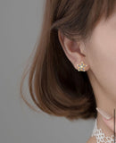 Flower stud earrings gold modeling 
